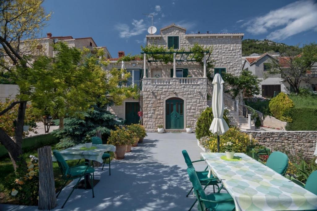 Apartment In Bol With Seaview, Terrace, Air Condition, Wifi Bagian luar foto