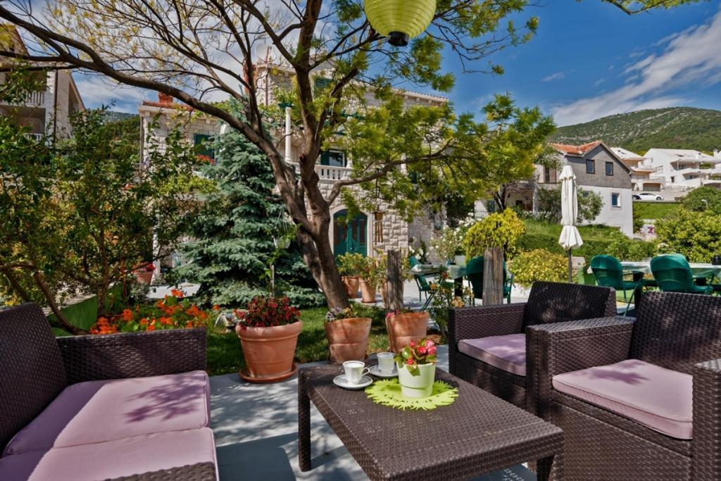 Apartment In Bol With Seaview, Terrace, Air Condition, Wifi Bagian luar foto